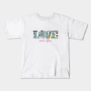 Love each other Kids T-Shirt